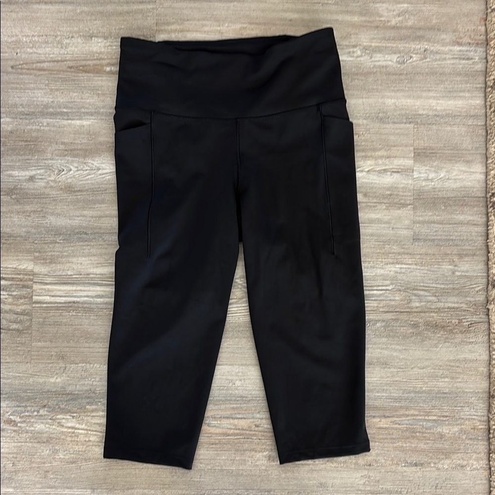 🌺CALIA by Carrie Underwood Black Capris Mid-Calf Length
